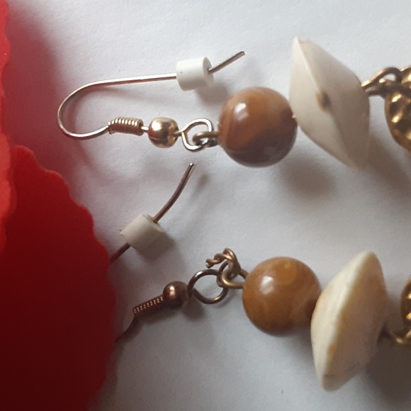 Beautiful colors brown and white dangle earrings - Picture 3 of 3